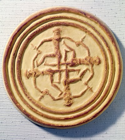 マリ、ユーフラテス川中部の4人の戦士を描いたカビ（焼き粘土） 作： Mesopotamian